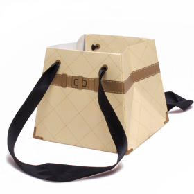 Carton bag Secret Fantasy 13/13x17/17x15cm champagne